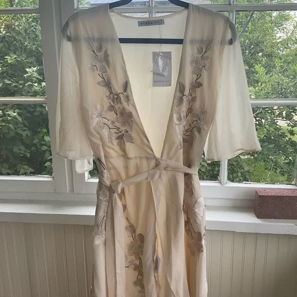 Elegant Cream Floral Maxi Dress - Picture 2 of 2